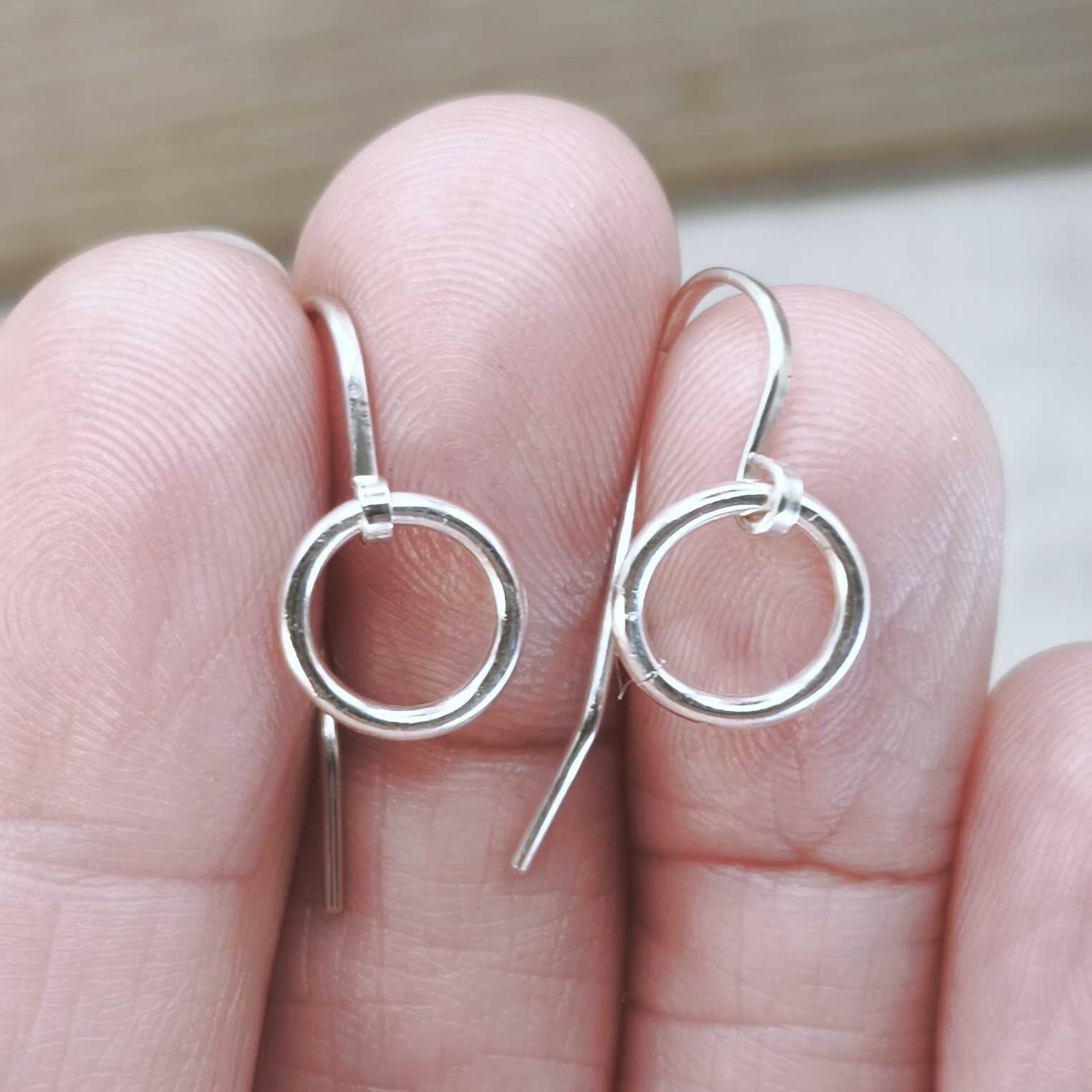 עגילי כסף 925 מינימליסטיים קארמה סמל לשלמות אינסוף ומעגל החיים