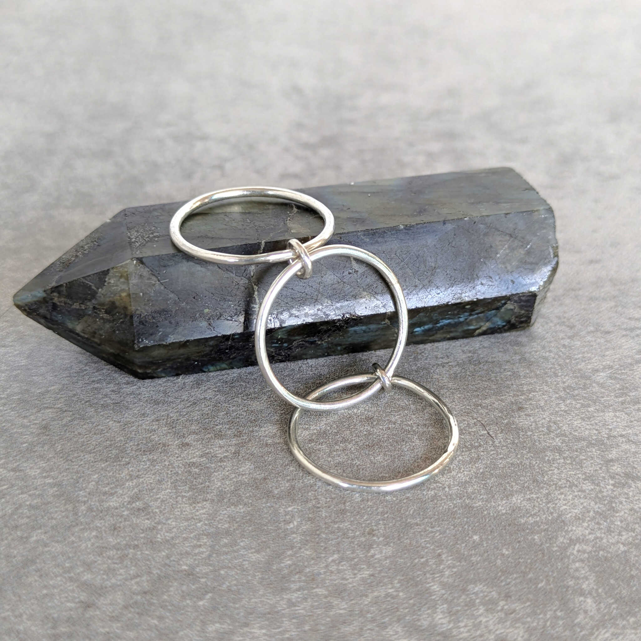 טבעת כסף 925 טרנספומר , מורכבת מ 3 טבעות מחוברים ביניהם בטבעות קטנות עשוייות גולדפילד