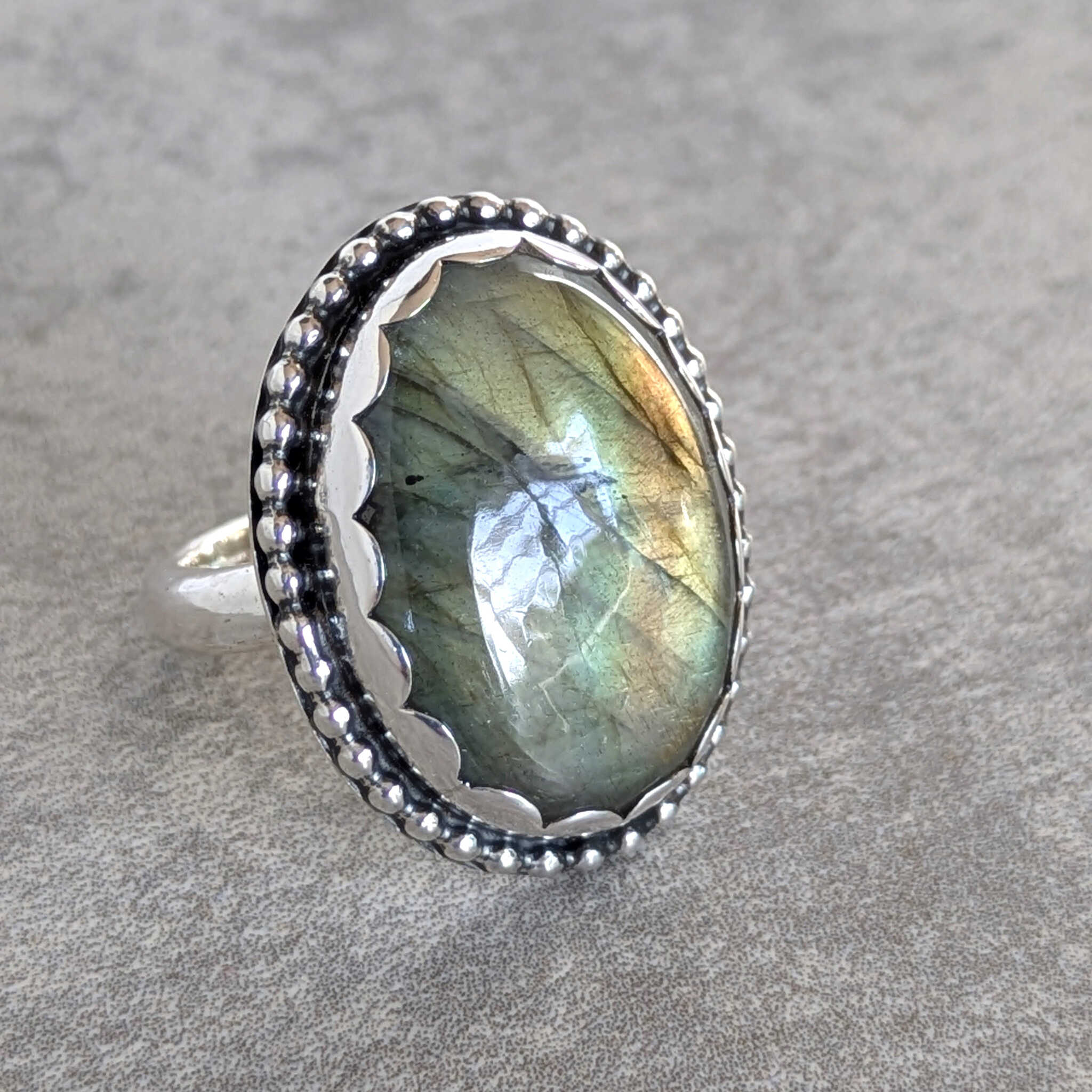 טבעת כסף בעבודת יד עם אבן טרנספורמציה ואינטואיציה, טבעת כסף 925 עם לברדורייט נוצצת בגווני ירוק וצהוב טרנספורמציה