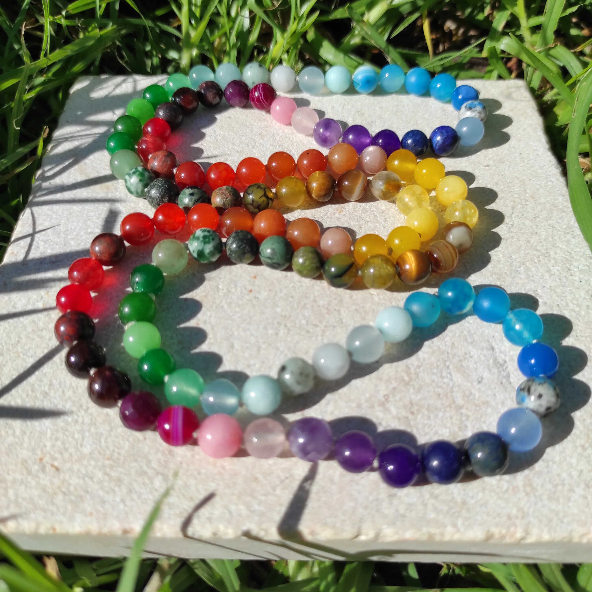 שרשרת צבעונית המייצגת את סיפור החיים והמסע האישי